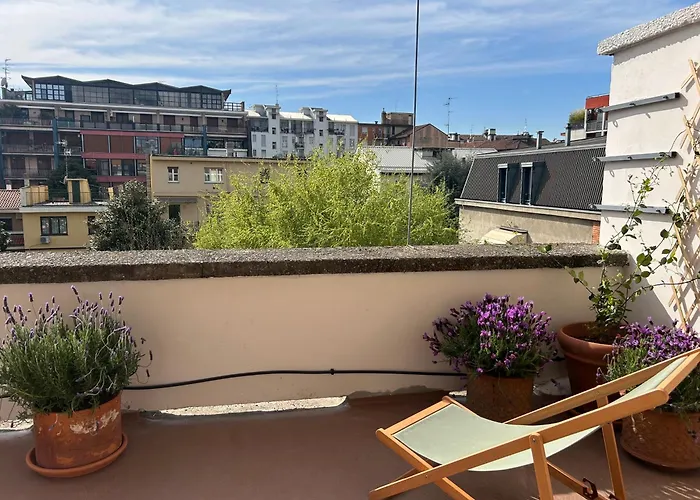 Design Week Sunny Terrace Steps From Metro Апартаменты
