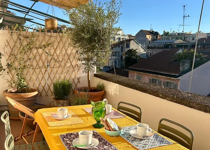 Апартаменты Design Week Sunny Terrace Steps From Metro *